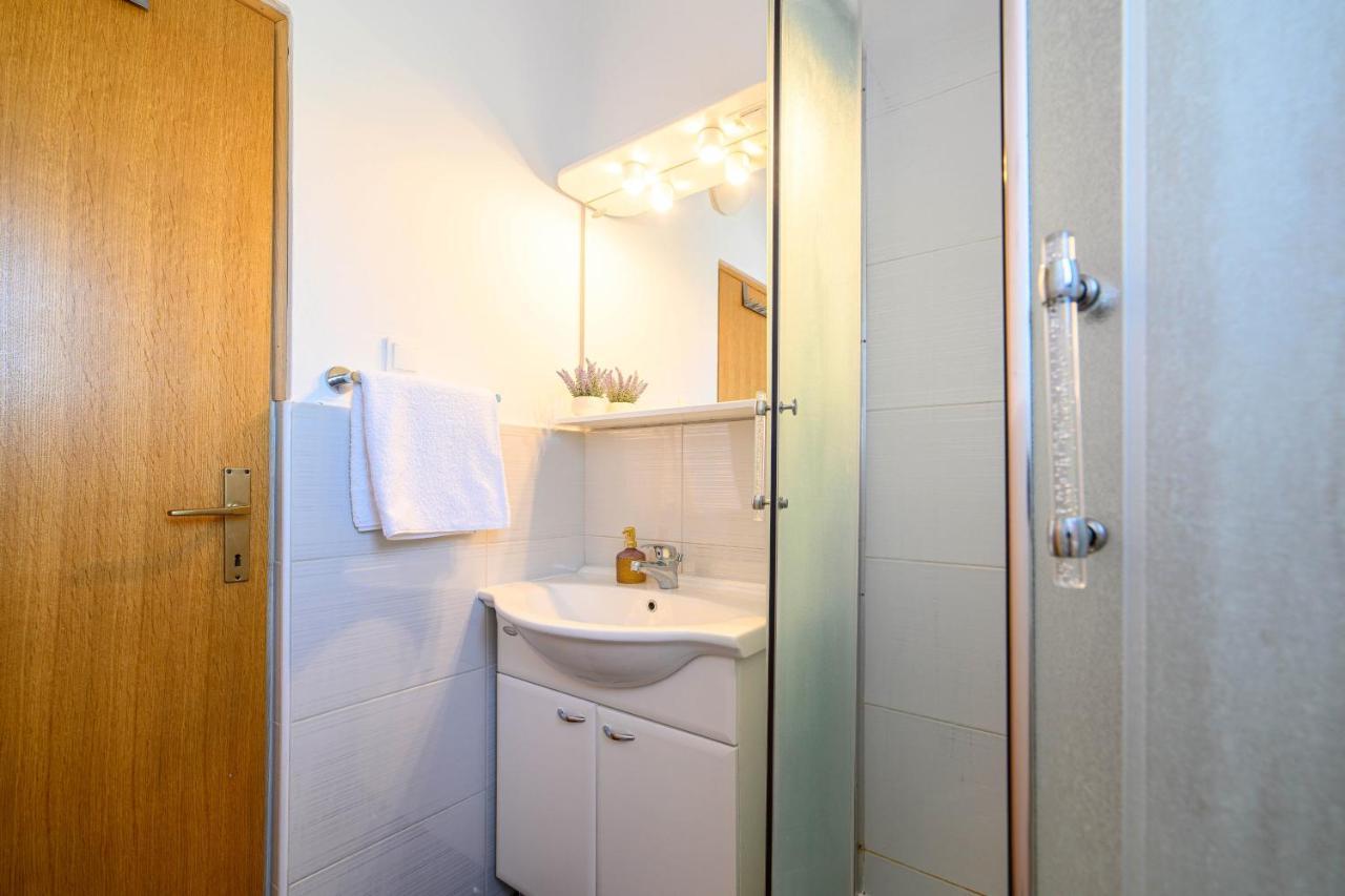 Apartments Vala Zaboric - With Boat Mooring Ngoại thất bức ảnh