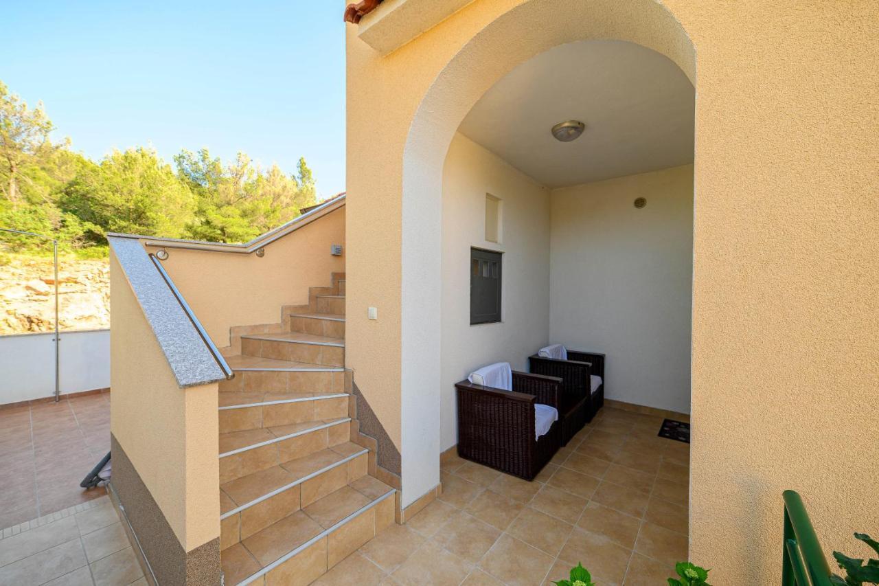 Apartments Vala Zaboric - With Boat Mooring Ngoại thất bức ảnh